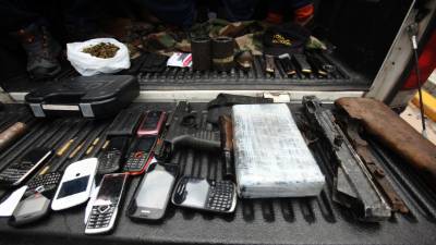 Entre las evidencias se encontró cocaína, armas, celulares y un uniforme militar.