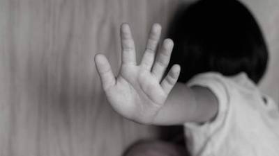 El hombre se habría aprovechado de la condición de la joven para cometer los ilícitos, por los que será acusado ante la Justicia.