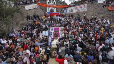 Justicia, justicia”, “Berta vive”, gritaron los asistentes al sepelio, procedentes de diferentes zonas del país mientras trasladaban el féretro.