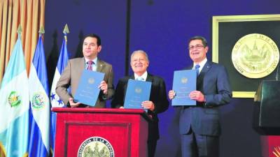 Jimmy Morales, de Guatemala; Salvador Sánchez Cerén, de El Salvador, y Juan O. Hernández, de Honduras.