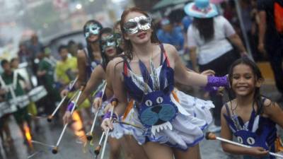 Las palillonas fueron las primeras en presentarse en la fiesta de Tegucigalpa.