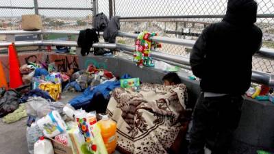 Decenas de migrantes centroamericanos acampan en el puente internacional Paso del Norte en la frontera de Ciudad Juárez y Texas, a la espera de solicitar asilo a las autoridades estadounidenses previo a la llegada de más de 5,000 militares al tramo fronterizo.