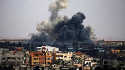Israel está “examinando” la propuesta de tregua aceptada por Hamás mientras mantiene los bombardeos sobre el sur de Gaza.
