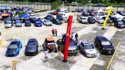 Los clientes salen manejando su carro en una hora.