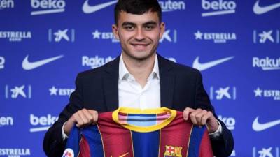 Pedri de 17 años de edad se mostró ilusionado en su presentación como jugador del Barcelona. Foto Josep LAGO, AFP.