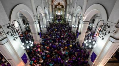 Catholic faithful crowd Santa Teresa basilica in Caracas during the celebration of the Nazarene of Saint Paul, part of the Holy Week festivities, on April 12, 2017. / AFP PHOTO / FPZ / FEDERICO PARRA
