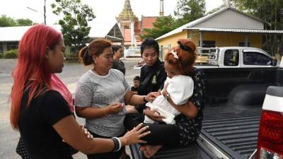 La madre de la menor, Jiranuch Trirat, carga el cuerpo de su hija de 11 meses tras retirarlo de la mogue en Phuket. AFP.