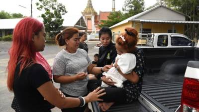 La madre de la menor, Jiranuch Trirat, carga el cuerpo de su hija de 11 meses tras retirarlo de la mogue en Phuket. AFP.