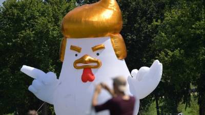 La presencia del inflable sorprendió a los transeúntes. / AFP/ Mandel NGAN