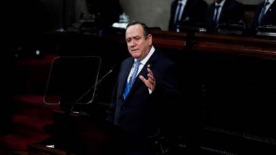 El presidente de Guatemala, Alejandro Giammattei, presenta sus propuestas económicas para afrontar la pandemia del coronavirus ante el Congreso nacional este miércoles, en Ciudad de Guatemala (Guatemala). EFE/Esteban Biba