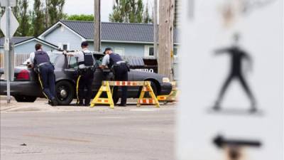 La Policía bloquea una calle principal de Wheeler Boulevard en Moncton, Canadá, durante la búsqueda de Justin Bourque, supuesto autor del asesinato de tres agentes de la Policía Montada canadiense, pero que sigue en libertad. EFE