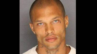 El detenido posee facciones marcadas, intensos ojos azules, pelo rapado e incipiente barba.