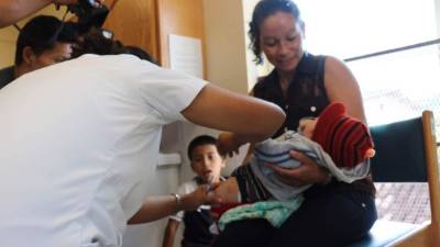 Las madres deben llevar a sus bebés.