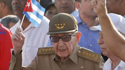 Fotografía de archivo que muestra al expresidente de Cuba Raúl Castro sosteniendo una bandera de Cuba durante la conmemoración del Día Internacional del Trabajo en La Habana (Cuba). EFE/ Ernesto Mastrascusa