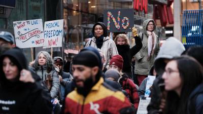 Un grupo de manifestantes antivacuna protesta en Nueva York contra la vacunación obligatoria impuesta por la municipalidad para los empleados del sector privado.