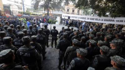 Centenares de policías y militares al momento de dar por inaugurado el operativo.