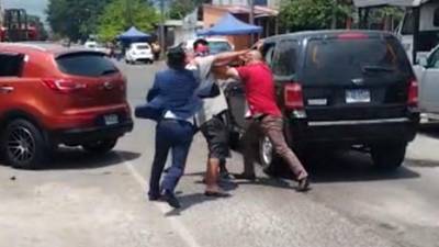 Periodista se va a los golpes con conductor de camioneta tras colisionarlo