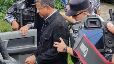 La policía salvadoreña esposó al expresidente Flores en su traslado a la cárcel. Foto cortesía, La Prensa Gráfica.