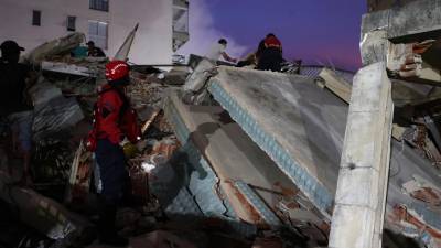 Dos fuertes terremotos sacudieron este miércoles el Caribe venezolano con apenas 39 segundos de diferencia, en una secuencia sísmica cuyo evento principal fue un sismo de magnitud 7.5, informó el sistema oficial de alerta de tsunamis de Estados Unidos.