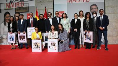 Diez destacados profesionales hispanohablantes fueron seleccionados para recibir este premio “El Sueño de Madrid”, aquí junto a los representantes de la Oficina del Español.