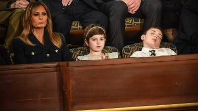 La primera dama de los EEUU, Melania Trump con Grace Eline y Joshua Trump, invitados especiales del presidente Donald Trump. Foto: AFP