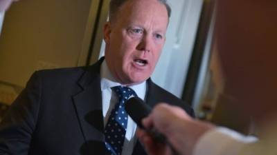 El portavoz de la Casa Blanca, Sean Spicer, defendió la posición de Donald Trump sobre la cobertura de los medios a los ataques terroristas.