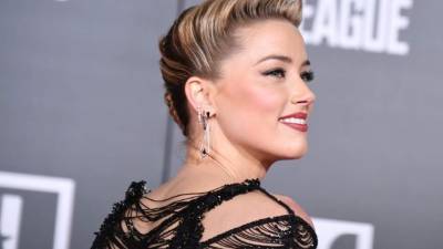 Amber Heard deslumbró en la premier de “La Liga de la Justicia”.