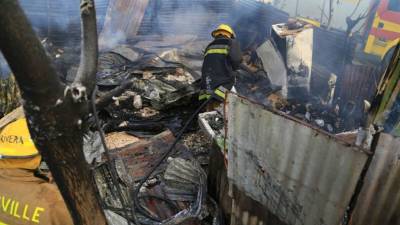 Los bomberos controlaron las llamas en la vivienda ubicada en la colonia Sandoval Sorto.