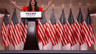 Kimberly Guilfoyle, la novia latina de Donald Trump Jr, se convirtió en tendencia en redes sociales tras pronunciar un discurso en la inauguración de la Convención Republicana que generó controversia al presentar a su madre como hija de inmigrantes de Puerto Rico, un territorio estadounidense.