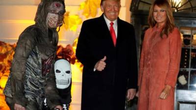 El presidente estadounidense, Donald Trump, y la primera dama, Melania, celebraron el Día de Brujas (Halloween) en la Casa Blanca, recibiendo duras críticas por llevar a cabo la tradicional fiesta pese a la pandemia de coronavirus.