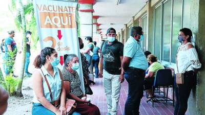 En los centros de vacunación de San Pedro Sula se aplican más de 7,000 dosis al día. Fotos: Moisés Valenzuela.