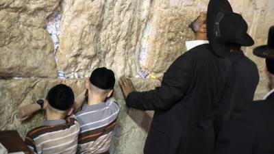 El Muro de los Lamentos es el único resquicio del Templo Sagrado en Jerusalém, que fue destruido por Tito en el año 70 d.e.c..