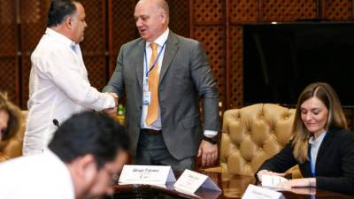 El alcalde Armando Calidonio y Giorgio Valentini, gerente RAS-Banco Mundial.