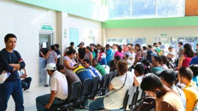 Largas filas se registran en el área de evaluación del Seguro Social de San Pedro Sula.