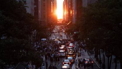Cientos de personas se apostaron ayer en las calles de Manhattan para ver la puesta de sol.