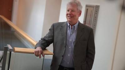 Thaler es un catedrático de la Universidad de Chicago, institución famosa por sus teorías económicas de corte neoliberal.