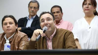 Luis Zelaya durante una conferencia de prensa en la sede del Consejo Central del Partido Liberal (CCPL) en Tegucigalpa, capital de Honduras.