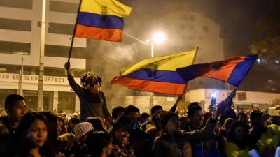 Manifestantes indígenas celebraron en la plaza de la cultura el anuncio de la derogación del decreto 883 que eliminaba los subsidios a los combustibles./AFP.