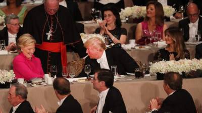 El arzobispo de Nueva York se sentó a la par de los candidatos presidenciales.