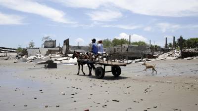 Imágenes: Cedeño se resiste a desaparecer pese a que el mar le roba terreno