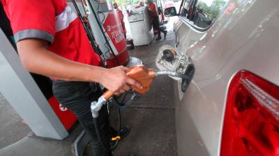 <b><span class=mln_uppercase_mln>Venta.</span></b> Un trabajador despacha combustibles en SPS.