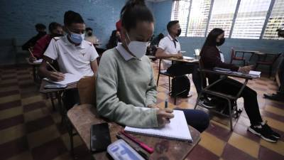 Estudiantes reciben clases hoy en un instituto de educación pública, en Tegucigalpa.