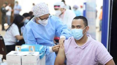 Un ciudadano recibe la primera dosis de su vacuna en Tegucigalpa, la llegada de inoculantes continúa de manera constante al país.