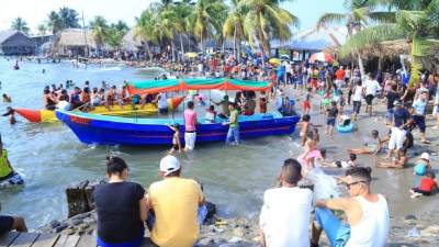 Centenares de familias disfrutan del verano en Omoa. Foto: Franklyn Muñoz.