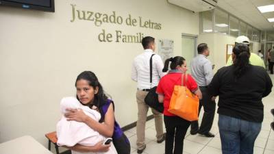 Cientos de mujeres llegan al Juzgado de Familia a iniciar trámites de divorcio o pedir manutención de sus hijos. Fotos: Andro Rodríguez.