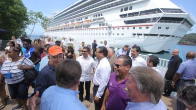 Ayer atracó en Roatán el crucero CCL Glory de Miami y coincidió con la visita de las autoridades hondureñas y de Islas Caimán al Mahogany Bay. Fotos: Wendell Escoto.
