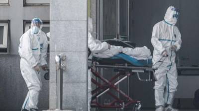 Personal médico transporta a un paciente en Wuhan, China, ciudad que se encuentra en el foco del brote de la enfernedad.