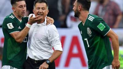TOPSHOT - Mexico's coach Juan Carlos Osorio (C) celebrates his team's win with Mexico's midfielder Hector Herrera (L) and Mexico's defender Miguel Layun during the Russia 2018 World Cup Group F football match between Germany and Mexico at the Luzhniki Stadium in Moscow on June 17, 2018. / AFP PHOTO / Kirill KUDRYAVTSEV / RESTRICTED TO EDITORIAL USE - NO MOBILE PUSH ALERTS/DOWNLOADS