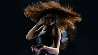 Selena Gómez se presentó en Singapur con un nuevo look: se cortó el cabello y ahora enseña menos piel. Sus fanes se desbordaron en elogios para ella.