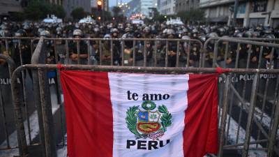 Un cerco policial resguarda el Congreso de Perú mientras los legisladores inician un nuevo debate para discutir el adelanto de elecciones.
